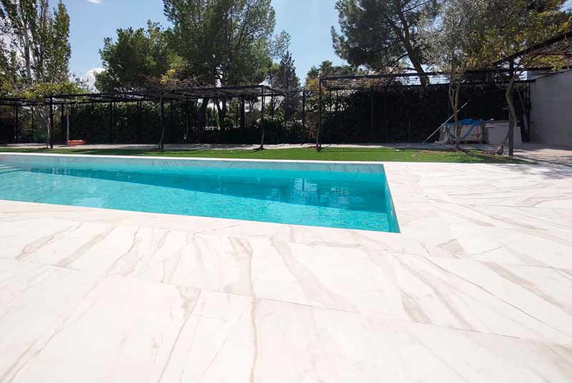 Piscina-y-terraza-Calacatta-Fresh-Gres-Factory-8