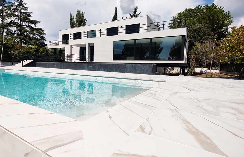 Piscina-y-terraza-gres-porcelanico-Calacatta-Fresh